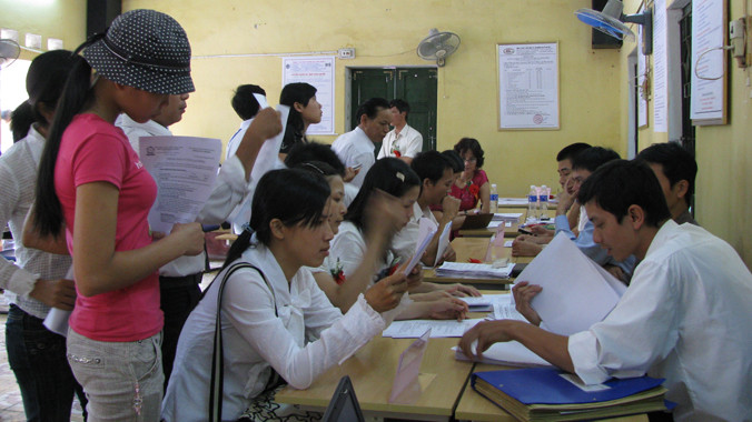Thanh niên tại sàn giao dịch việc làm ở Thanh Hóa. Ảnh: Hoàng Lam