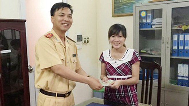 Đại diện Đội Cảnh sát giao thông số 7 trả lại tài sản cho chị Thu