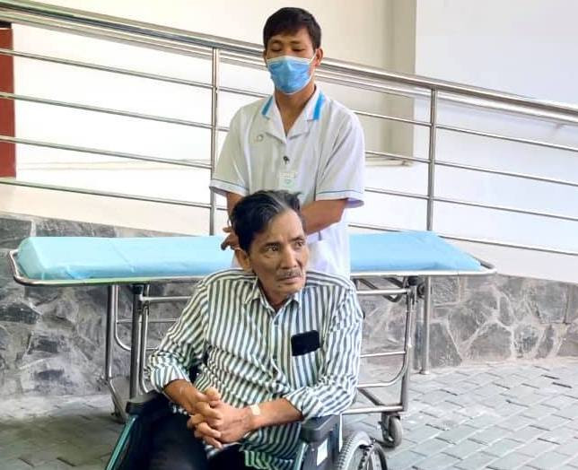 Thương Tín xuất viện, NSND Kim Cương trao 100 triệu đồng hỗ trợ