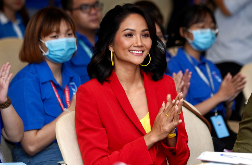 Hoa hậu H’Hen Niê làm giám khảo cuộc thi viết Sống đẹp