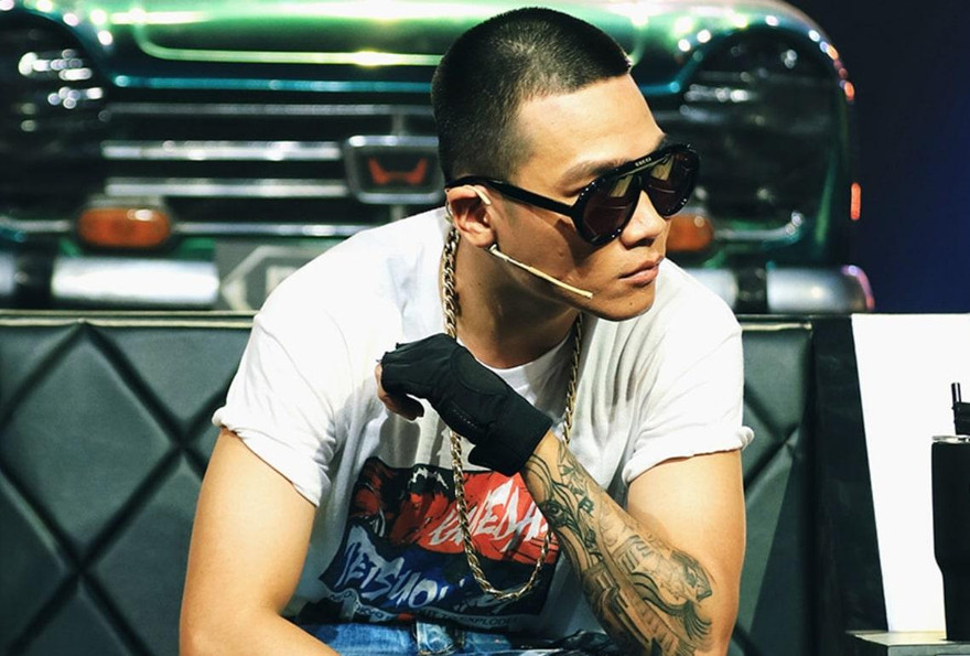 Rapper Wowy trích máu làm mực vẽ tranh để triển lãm