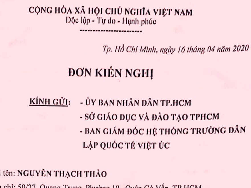 Phụ huynh gửi đơn lên UBND TPHCM. Ảnh: Tân Châu