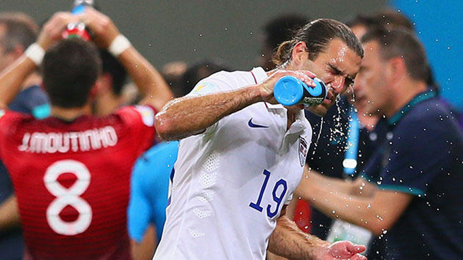 Các cầu thủ tranh thủ tiếp nước cuối hiệp thứ nhất để đủ sức cống hiến cho khán giả trận cầu kịch tính đến phút chót. Ảnh: Getty Images 