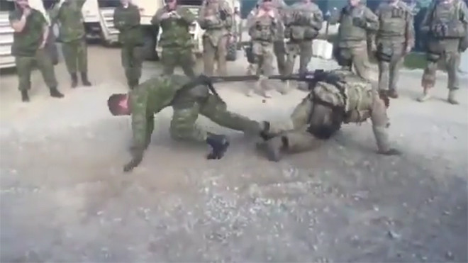 Cười đau bụng xem hai chàng lính thi kéo co