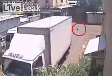 Đứa bé may mắn thoát chết khi xe tải chạy qua người