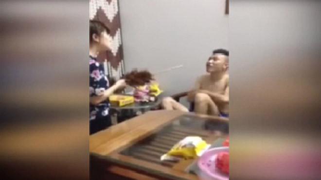 Vợ giận dữ dùng cán chổi “dạy” chồng như trẻ nhỏ