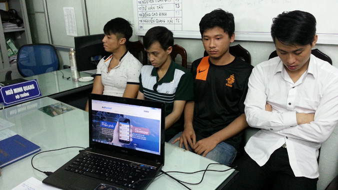 Bốn đối tượng lừa đảo cài đặt phần mềm sửa ứng dụng di động