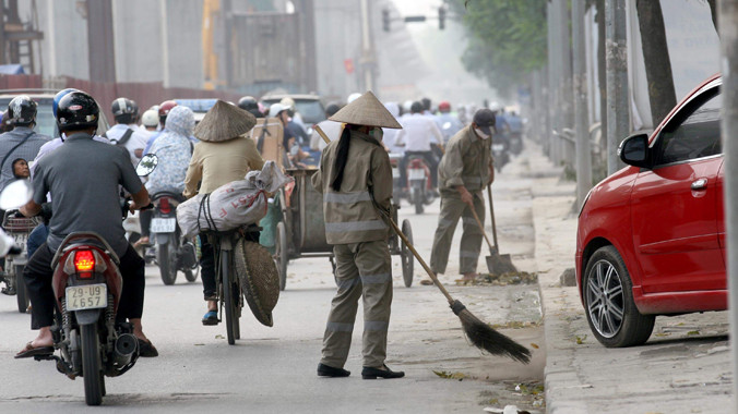 Hoạt động thu gom rác vẫn còn hết sức thủ công trong khi lại chưa có công cụ để nghiệm thu sản phẩm cuối cùng. Ảnh: Như Ý