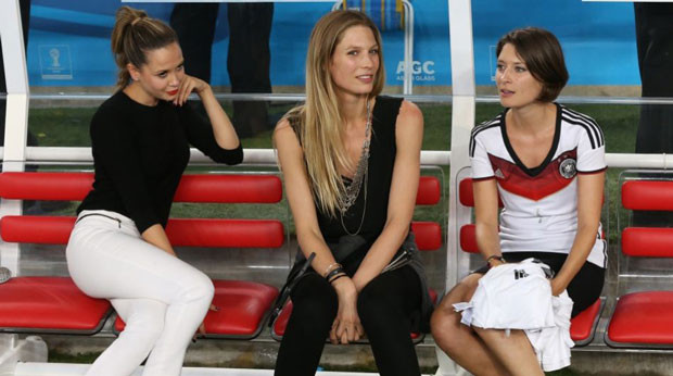 Bộ ba người đẹp Mandy Capristo, Sarah Brandner và Kathrin Gilch.