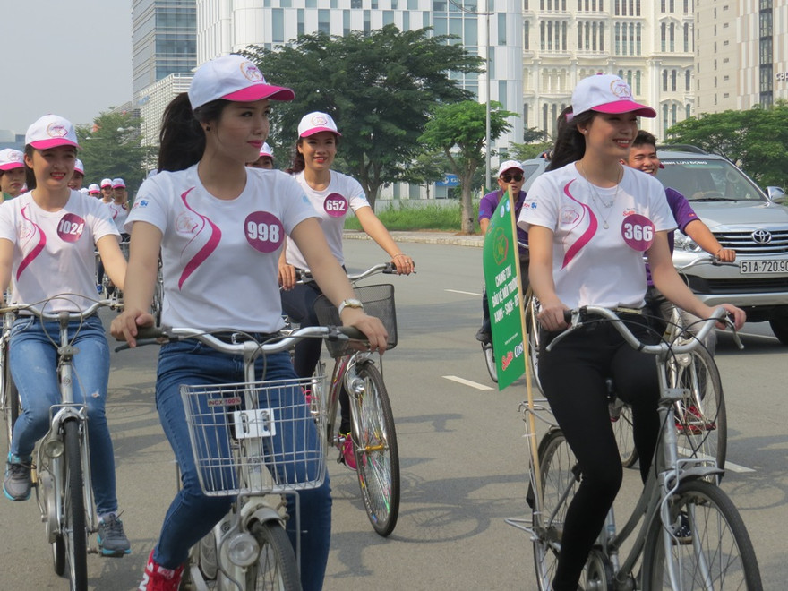 Nữ sinh viên duyên dáng đạp xe vì môi trường