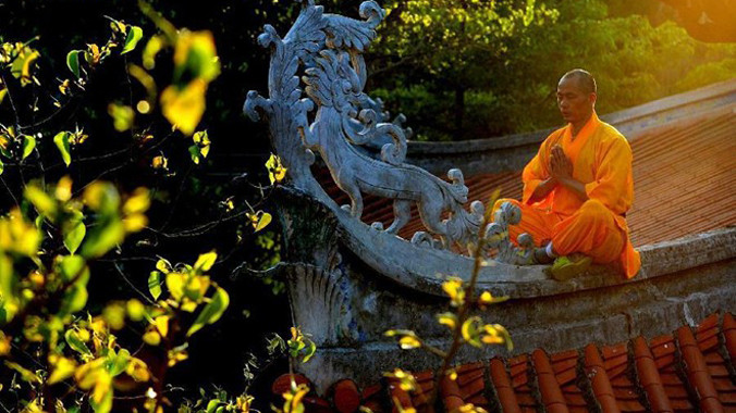 Một đại sư của Nam phái Thiếu Lâm luyện công.