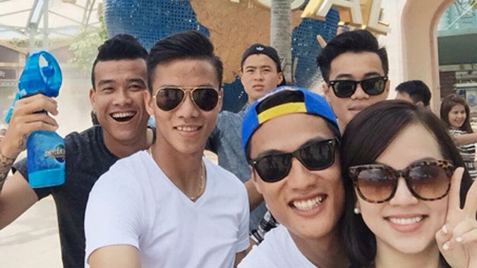 Tiền đạo Mạc Hồng Quân được bạn gái 'tiếp sức' ở Singapore