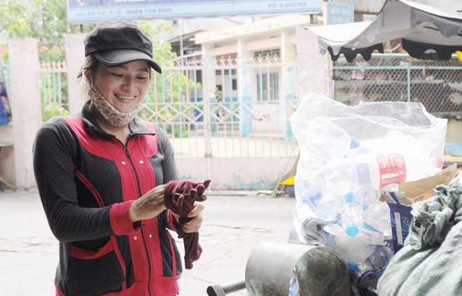 Chị ve chai vui vẻ khi sắp nhận lại 5 triệu yen. Ảnh: Nguyễn Quang.