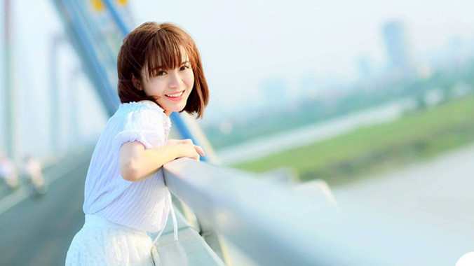 Nữ cổ động viên M.U khoe vẻ đẹp tinh khôi trên cầu