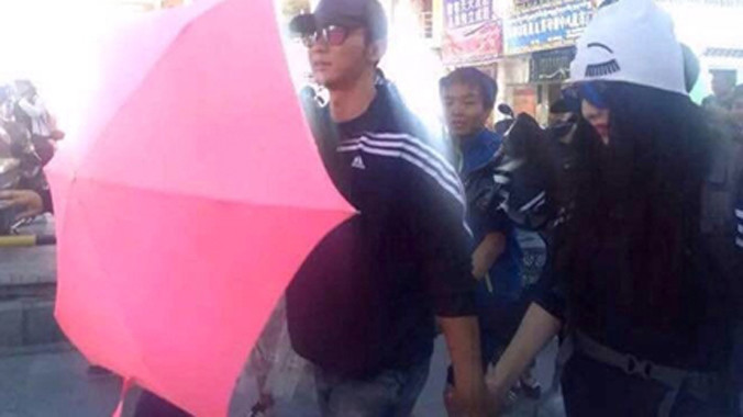 Phạm Băng Băng và Lý Thần tay trong tay trên phố.