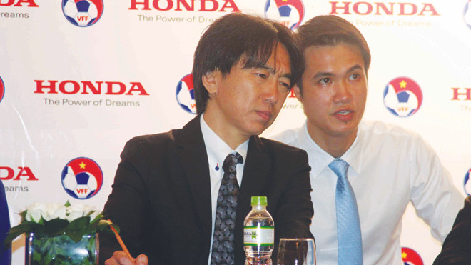 Ông Toshiya Miura (trái) ự tin khẳng định tuyển bóng đá nam sẽ giành kết quả cao tại AFF Cup 2014. Ảnh: Tường Vũ
