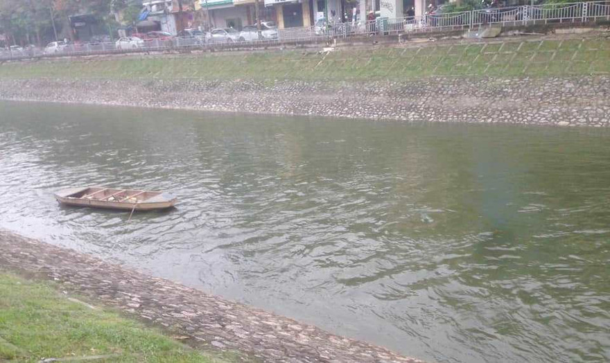 Người dân Thủ đô những ngày qua đang bất ngờ khi nước sông Tô Lịch chuyển trắng xanh