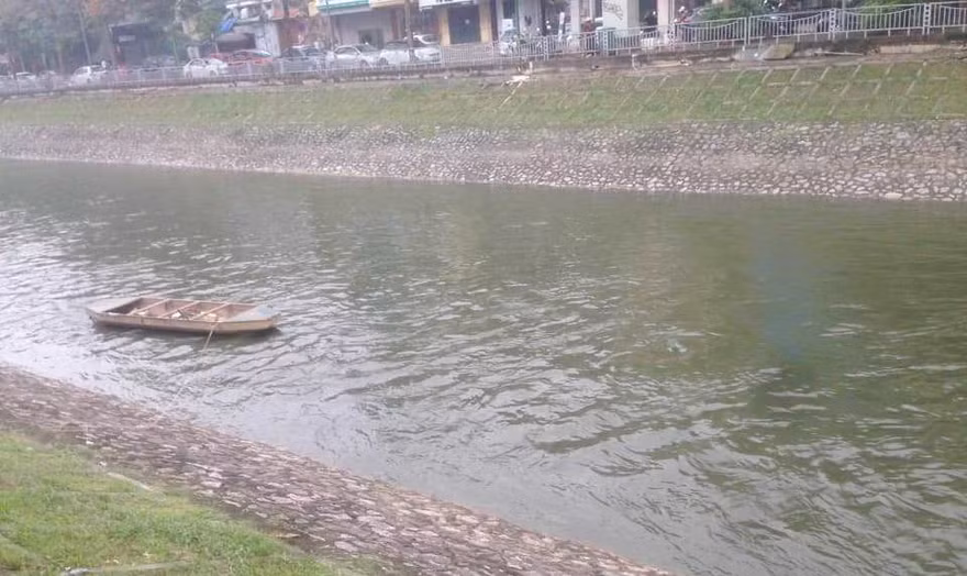 Người dân Thủ đô những ngày qua đang bất ngờ khi nước sông Tô Lịch chuyển trắng xanh