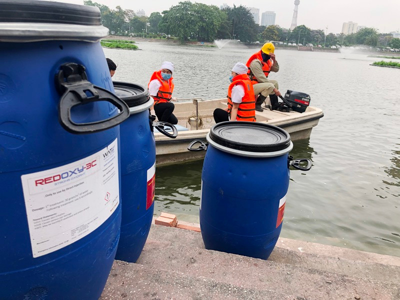  Theo Cty Thoát Nước Hà Nội chế phẩm Redoxy-3D đang được nhập theo hình thức độc quyền. Ảnh: T.Đảng