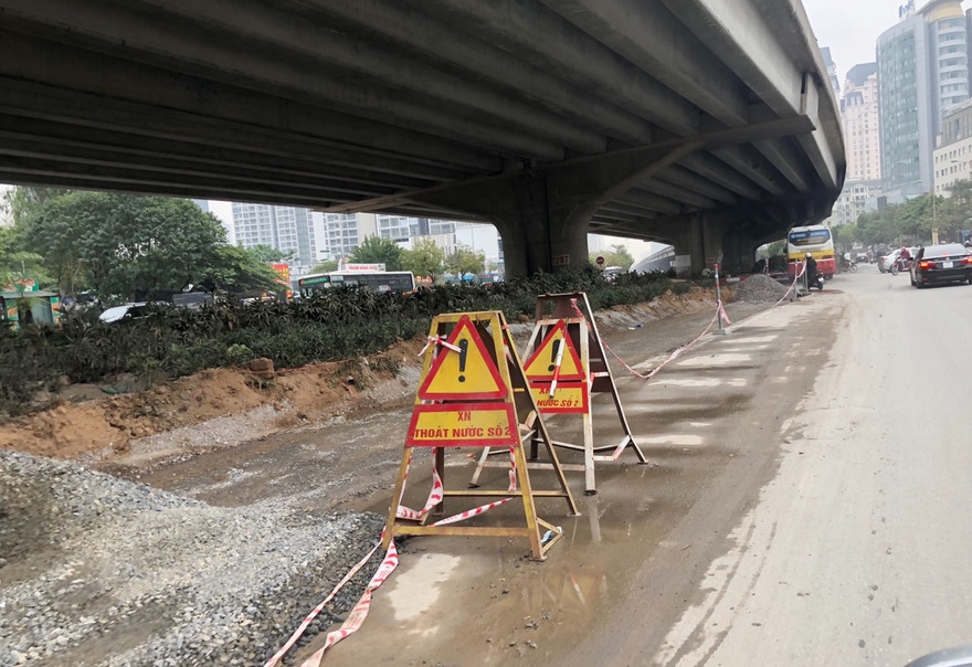 Nhiều tuyến phố lớn Hà Nội tiếp tục xén dải phân cách