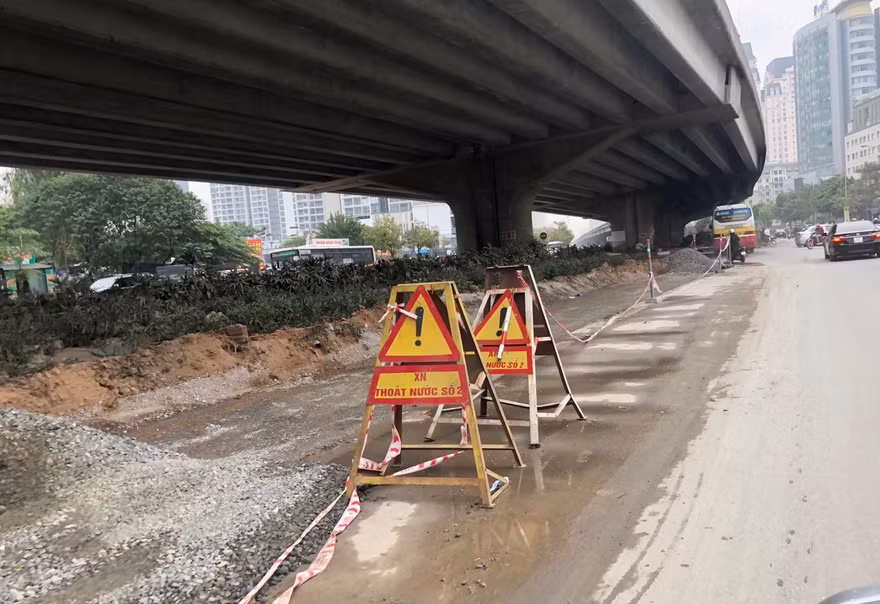 Nhiều tuyến phố lớn Hà Nội tiếp tục xén dải phân cách