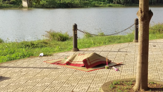 Thi thể nạn nhân được đưa lên bờ.