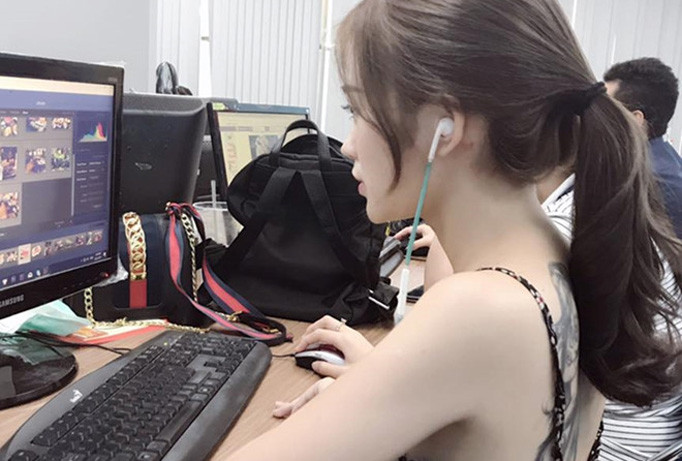 Bức hình chụp Mỹ Mỹ mặc đồ khá thoải mái, để lộ hình xăm tại nơi làm việc gây tranh cãi. Ảnh chụp màn hình.