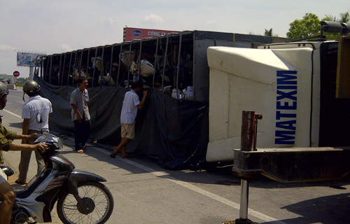 Xe tải nằm chắn quốc lộ 1A. Ảnh: Lam Sơn.