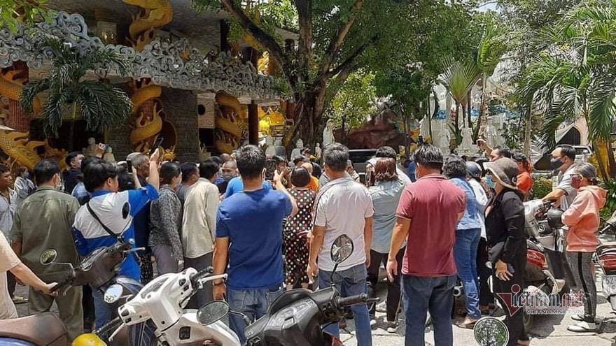Hàng trăm người dân bức xúc vì tro cốt bị để lộn xộn trong quá trình tu bổ chùa