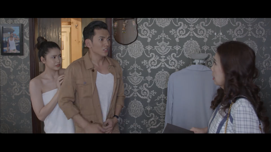 Phương (Trương Quỳnh Anh) bị mẹ chồng tương lai bắt gặp trong tình cảnh nhạy cảm