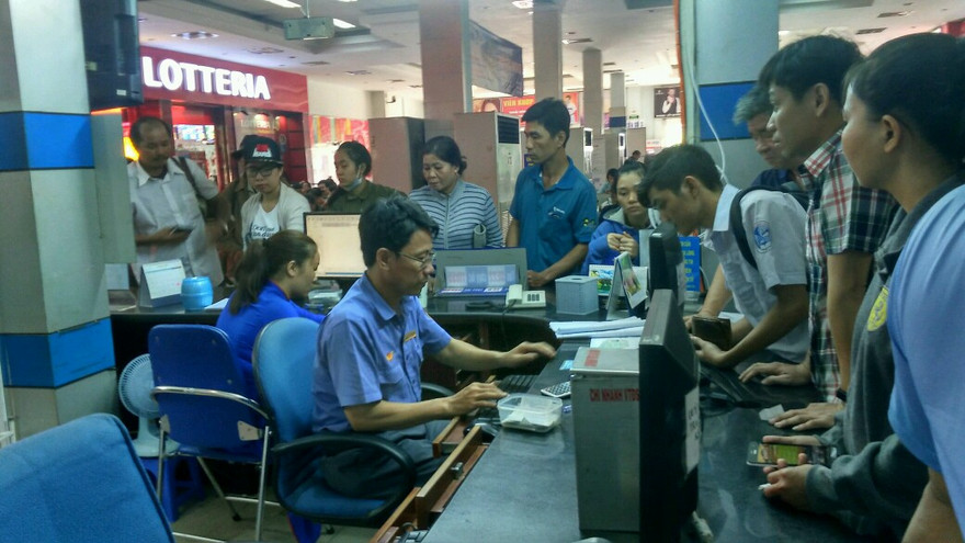 Khách mua vé tàu tết tại ga Sài Gòn.