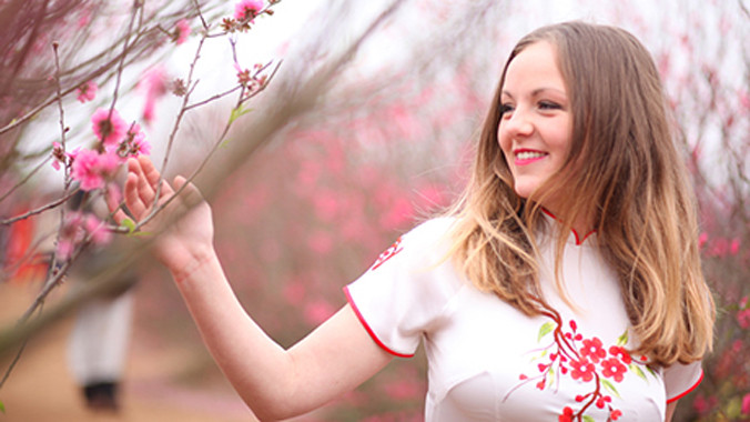 Nữ sinh Pháp diện áo dài dạo bước vườn đào Nhật Tân