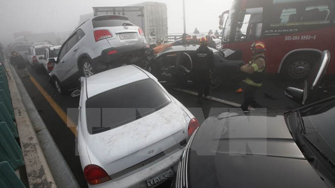 Hiện trường vụ tai nạn trên cầu Yeongjong nối Seoul với sân bay quốc tế Incheon. Nguồn: AFP/TTXVN.