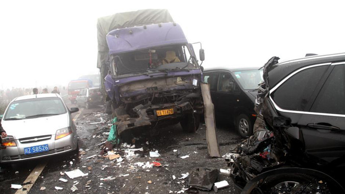 56 ô tô đâm nhau liên hoàn ở Tứ Xuyên, Trung Quốc.