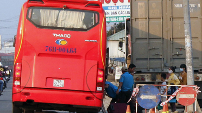 Một xe đón khách ngay trên đường tại quốc lộ 1 cách Suối Tiên 1 km. Ảnh: Duy Trần.