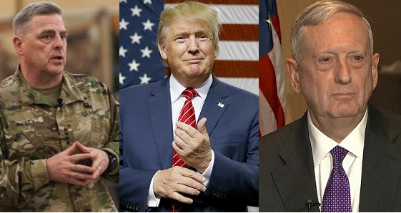 Tướng Mark Milley (trái), Tổng thống Mỹ Donald Trump (giữa) và Tướng James Mattis.