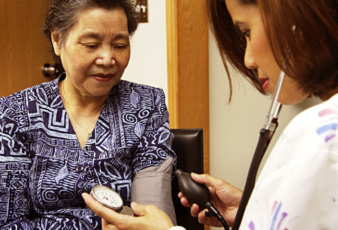 Người bệnh cần đảm bảo chế độ dinh dưỡng theo tư vấn của bác sĩ và luyện tập đúng cách để nâng cao khả năng chống lạnh và ổn định huyết áp. - Ảnh: Minh họa 