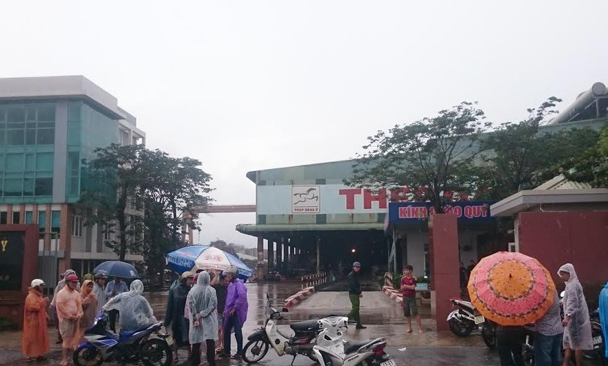 Người dân tập trung trước công nhà máy thép Dana Ý để phản đối. Ảnh L.H 