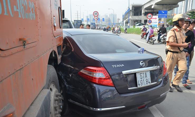 Ô tô 4 chỗ bị hư hỏng sau tai nạn liên hoàn.