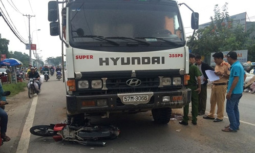 Xe máy của nam thanh niên bị ôtô 4 chỗ chở thuốc lá lậu hất tung, văng vào đầu xe ben. Ảnh: Quốc Thắng.