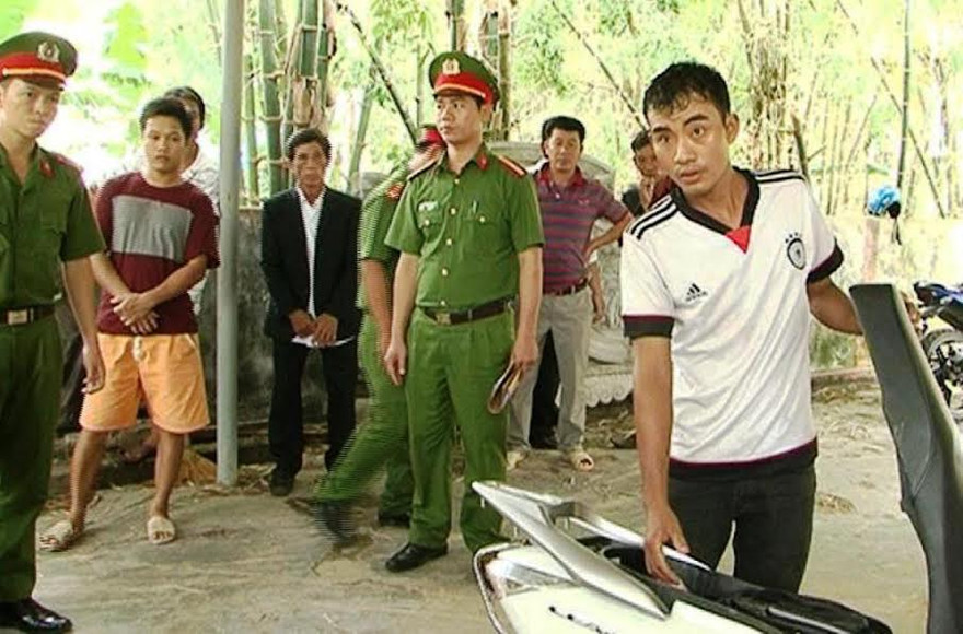 Công an dựng hiện trường, thực nghiệm vụ trộm gần 100 triệu đồng từ cốp xe gắn máy do Phan Bốn gây ra. 