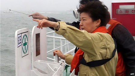 Tổng thống Hàn Quốc thị sát hiện trường vụ đắm phà hôm 17/4.