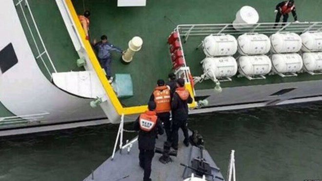 Toàn bộ thủy thủ phà Sewol thoát nạn trong khi hàng trăm hành khách bị mất tích