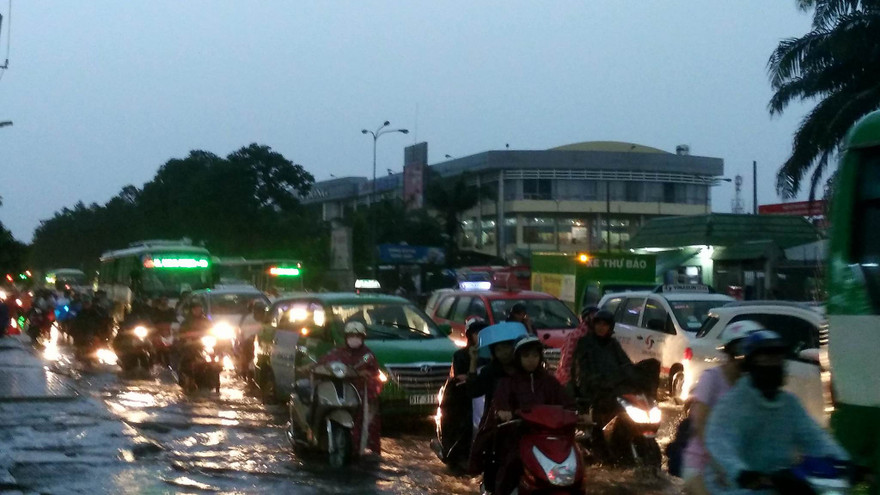 Các phương tiện dồn ứ, chen chúc nối đuôi nhau 