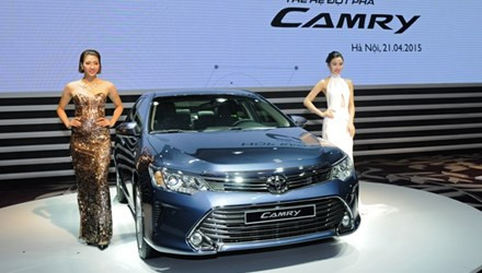 Toyota Camry trở lại, lập tức giành ngôi đầu