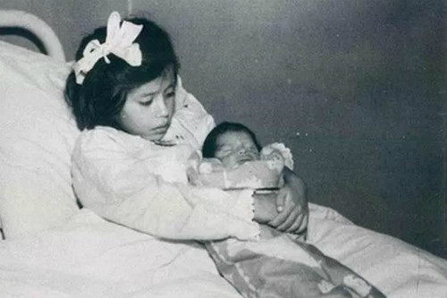 Lina Medina bên cạnh con trai Gerardo Medina. Ảnh: Allthatsinteresting 