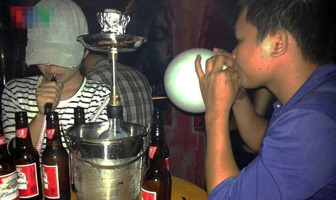 Hút Shisha, "bóng cười" được coi là "mốt của giới trẻ.