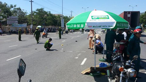 Hiện trường vụ tai nạn khiến thiếu nữ chết thảm trước trường thi.