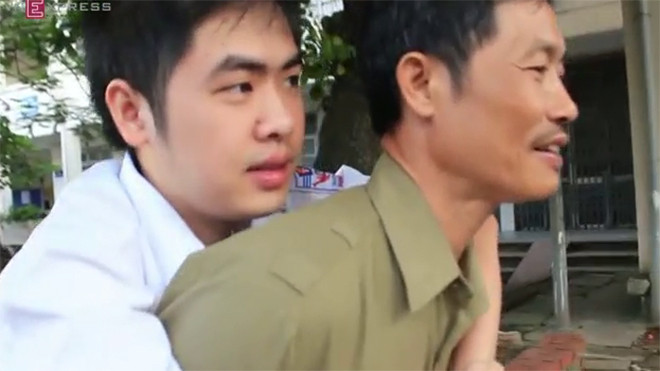 Đi thi đại học trên lưng cha