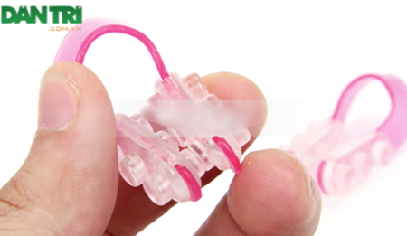 Dụng cụ kẹp mũi được quảng cáo có khả năng "nâng mũi"